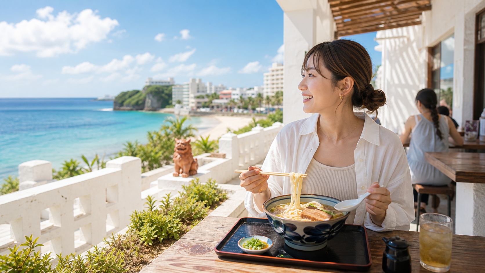 那覇到着日に海辺と沖縄そばを楽しむ夏の沖縄旅のイメージ