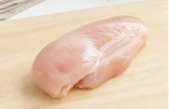 鶏むね肉を観音開きにする前のイメージ