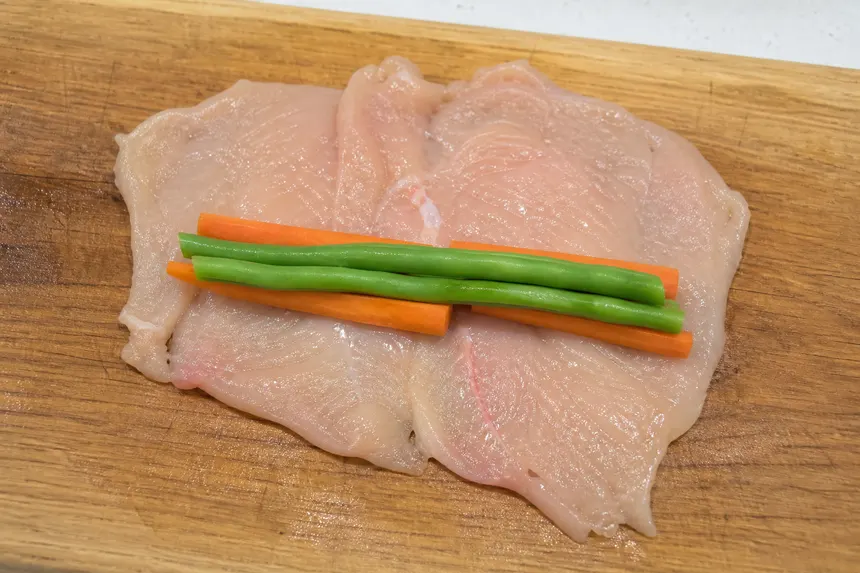 観音開きにした鶏むね肉で巻き物を作る準備のイメージ
