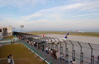 Kobe Airport observation deck with aircraft, runway, and sea view