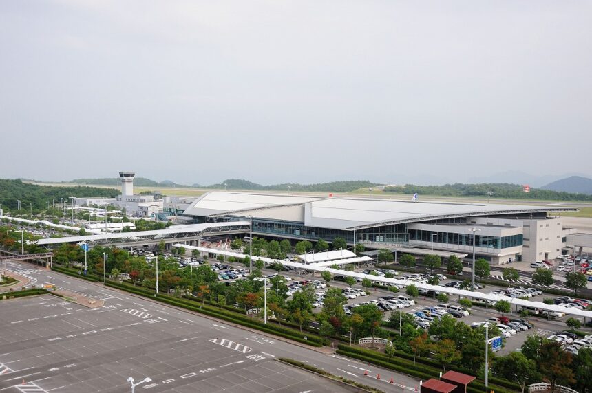 Hiroshima Airport terminal and control tower