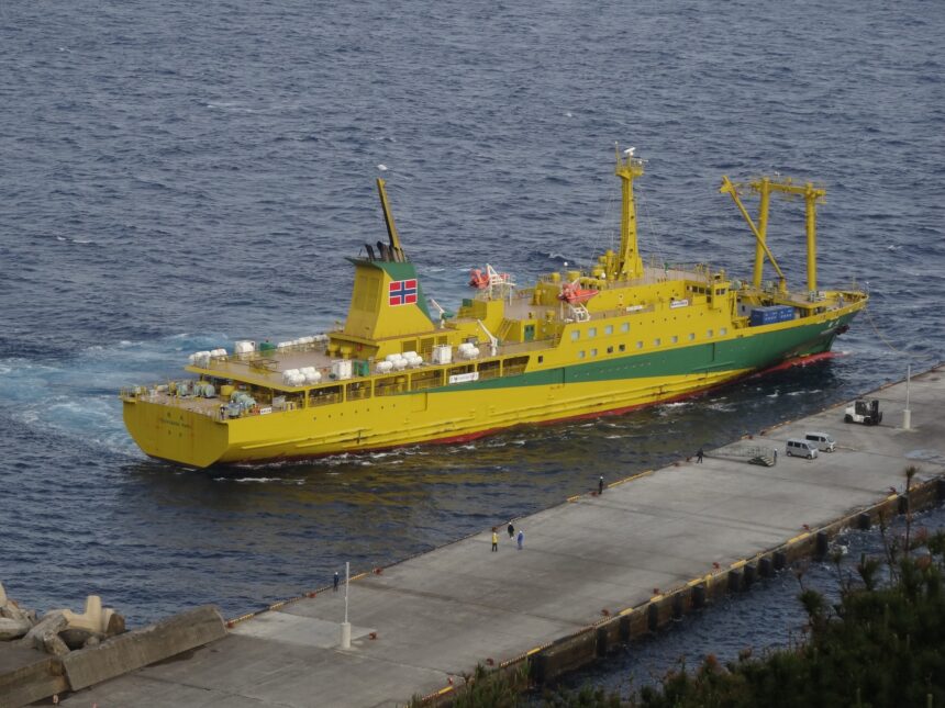 Tachibana Maru coming alongside the pier at Mikurashima port