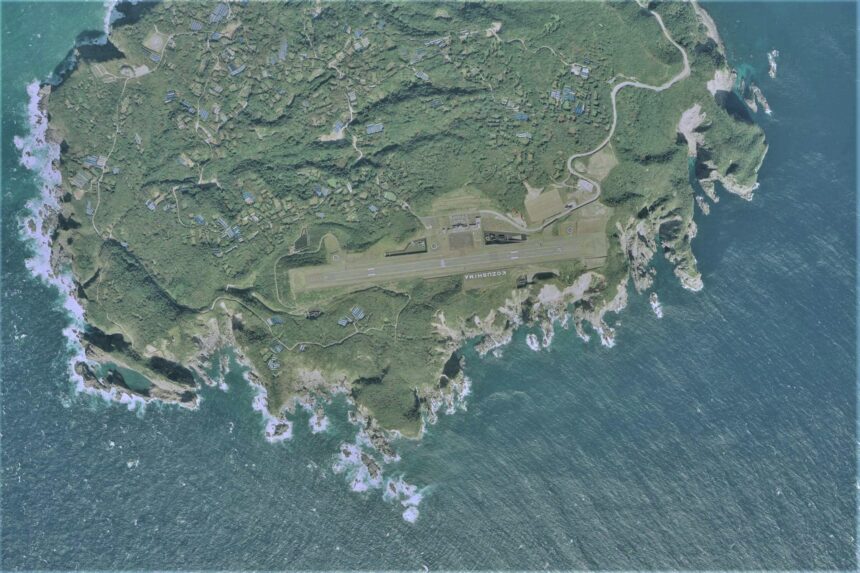 Aerial photograph of Kozushima Airport for a Chofu to Kozushima small-aircraft guide