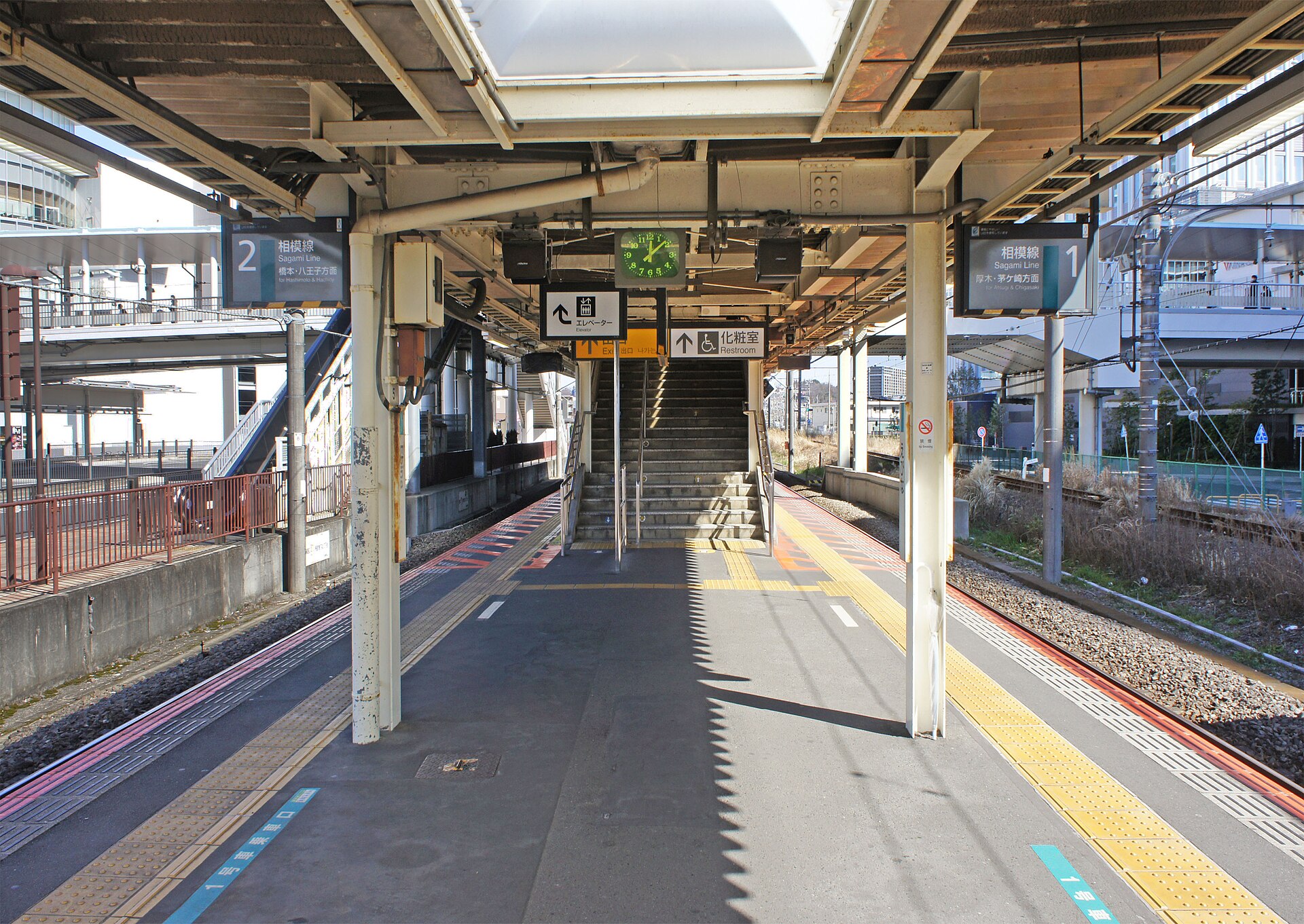 海老名市の海老名駅のホーム