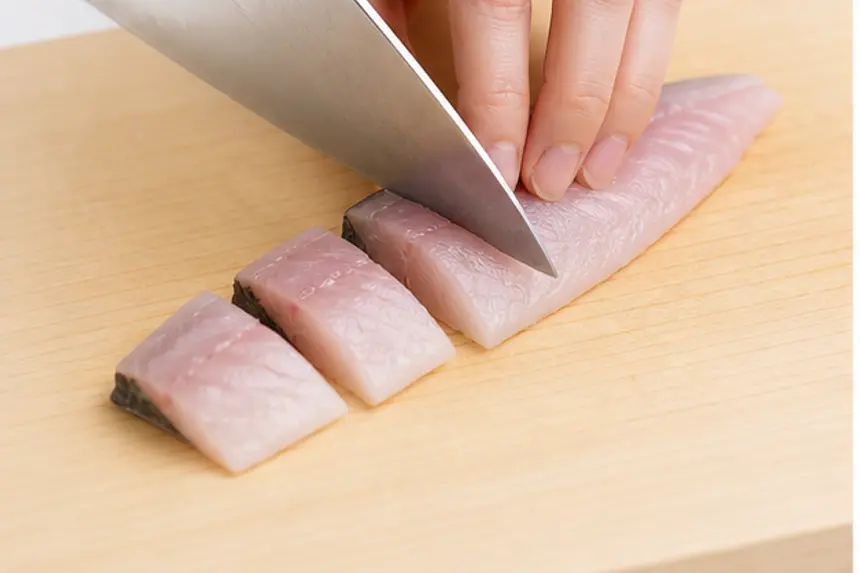 魚の切り身を切るイメージ