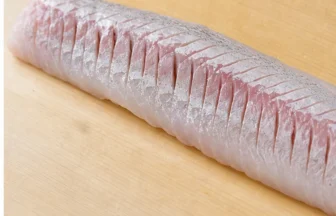 魚の身に骨切りの細かな切り込みを入れたイメージ