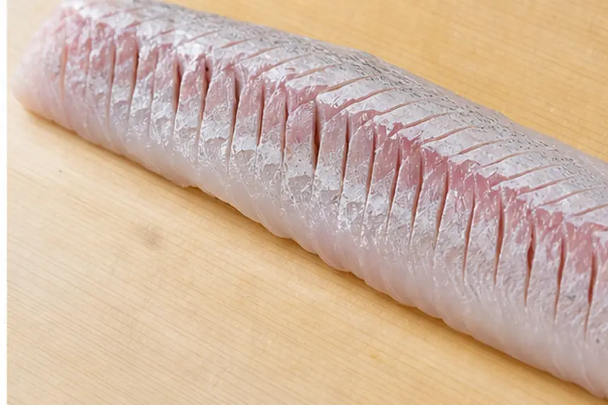 魚の身に骨切りの細かな切り込みを入れたイメージ