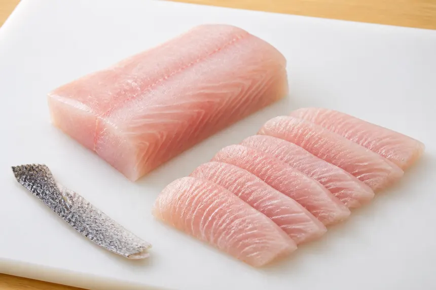 皮を外した魚を刺身用に切ったイメージ