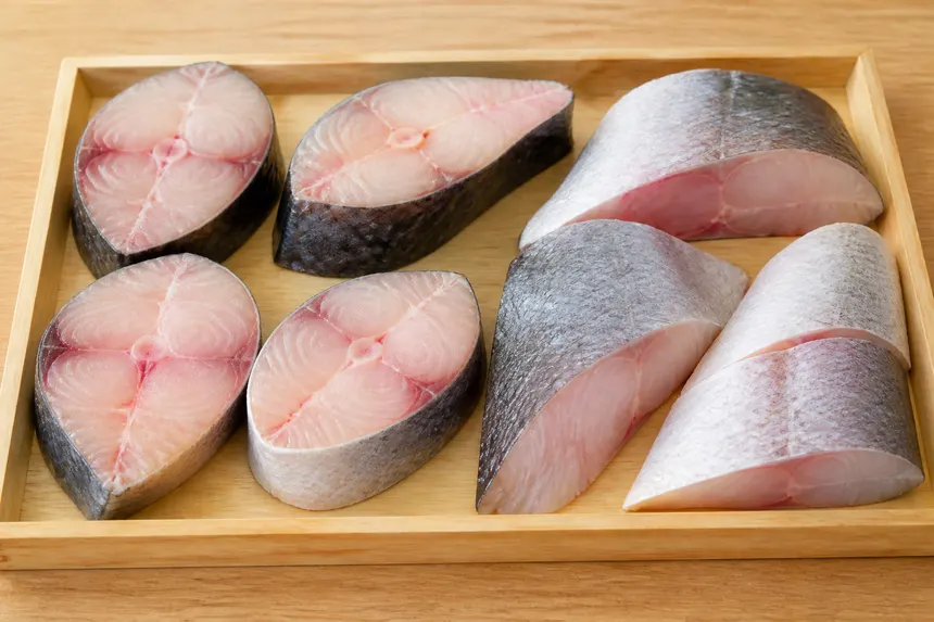 煮付け向きに厚めに切った魚の切り身のイメージ
