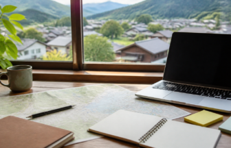地方移住の仕事と収入を地図とノートで計画する机