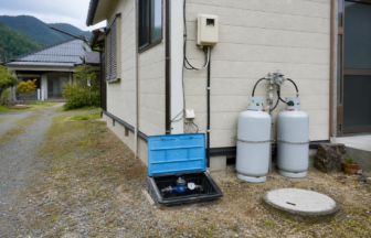 地方移住で水道・浄化槽・ガス・通信回線を確認する住宅外観