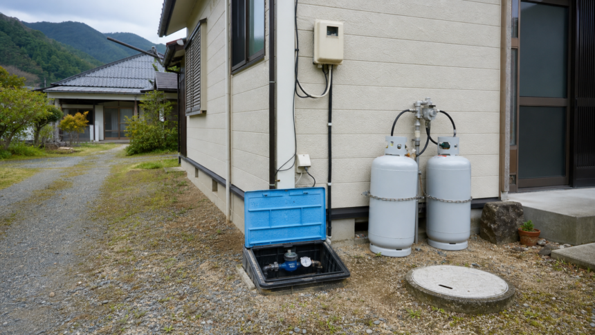 地方移住で水道・浄化槽・ガス・通信回線を確認する住宅外観