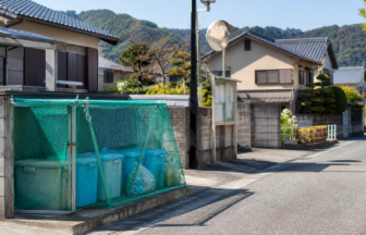 地方移住でゴミ出しや近隣ルールを確認する住宅街