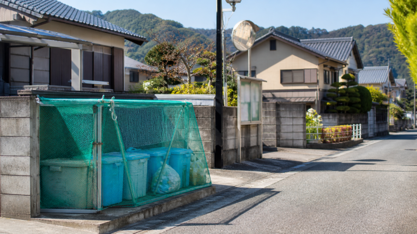 地方移住でゴミ出しや近隣ルールを確認する住宅街