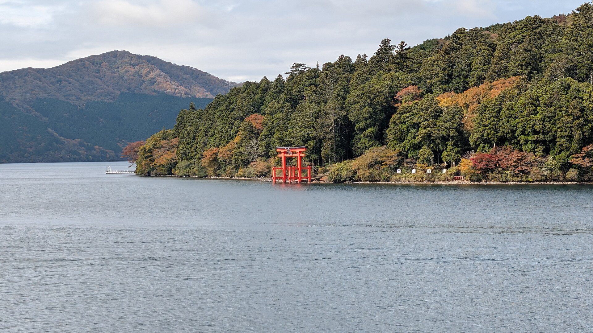 箱根町の芦ノ湖と平和の鳥居