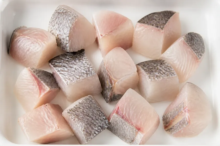 魚を汁物や煮物向きのぶつ切りにしたイメージ