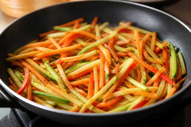細切り野菜を炒めた料理のイメージ