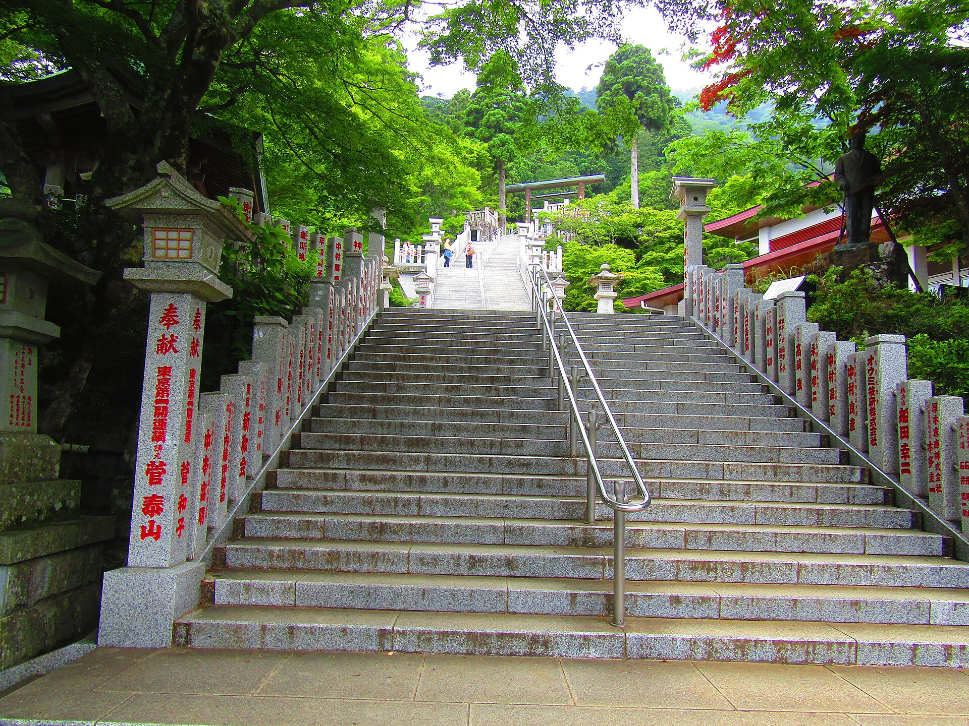 伊勢原市の大山阿夫利神社の参道