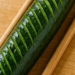 きゅうりを箸で挟んで蛇腹切りにするイメージ