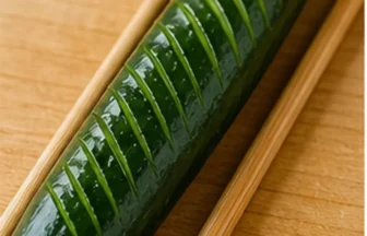 きゅうりを箸で挟んで蛇腹切りにするイメージ