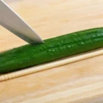 箸を両側に置き、きゅうりに細かい切り込みを入れる蛇腹切りの手順