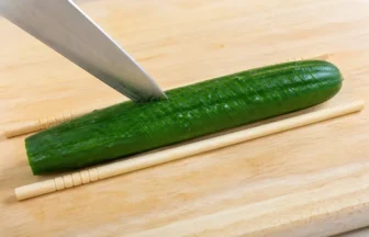 箸を両側に置き、きゅうりに細かい切り込みを入れる蛇腹切りの手順