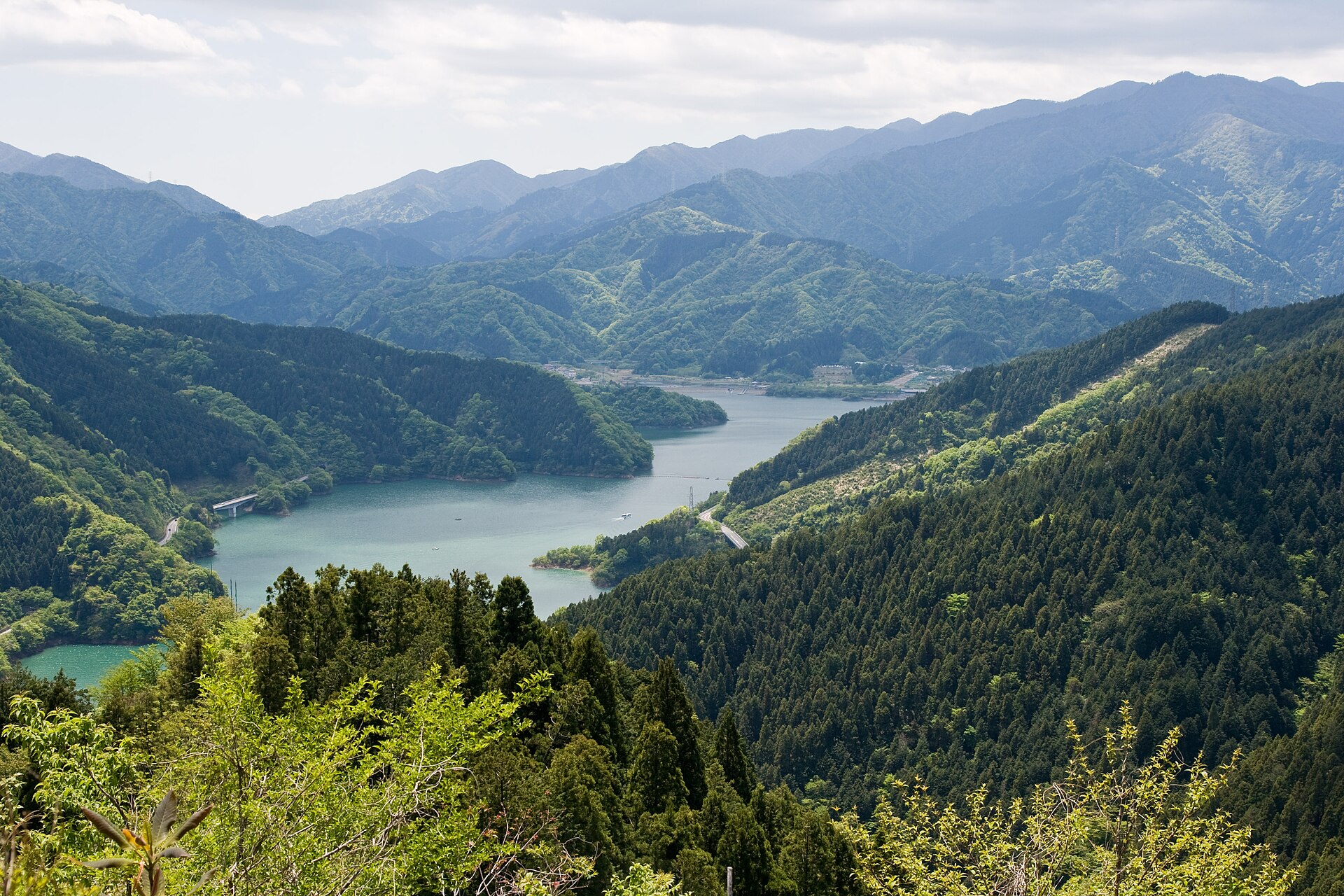 清川村の宮ヶ瀬湖
