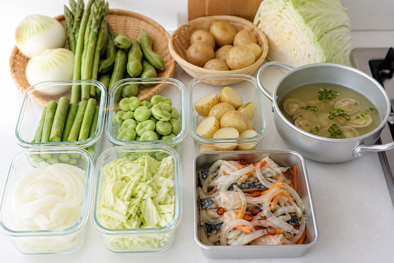 5月の旬食材を保存容器に分けたアスパラガス、そら豆、新じゃが、新玉ねぎ、春キャベツ、あさり汁、南蛮漬け