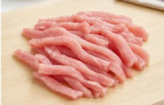 肉を細切りにしたイメージ
