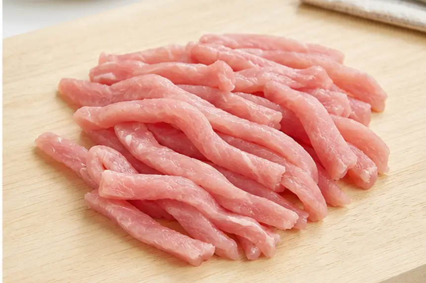 肉を細切りにしたイメージ