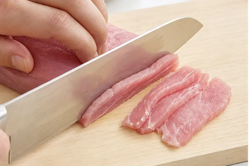 肉を薄くそぎ切りにするイメージ