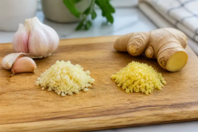 にんにくとしょうがを細かくみじん切りにしたイメージ