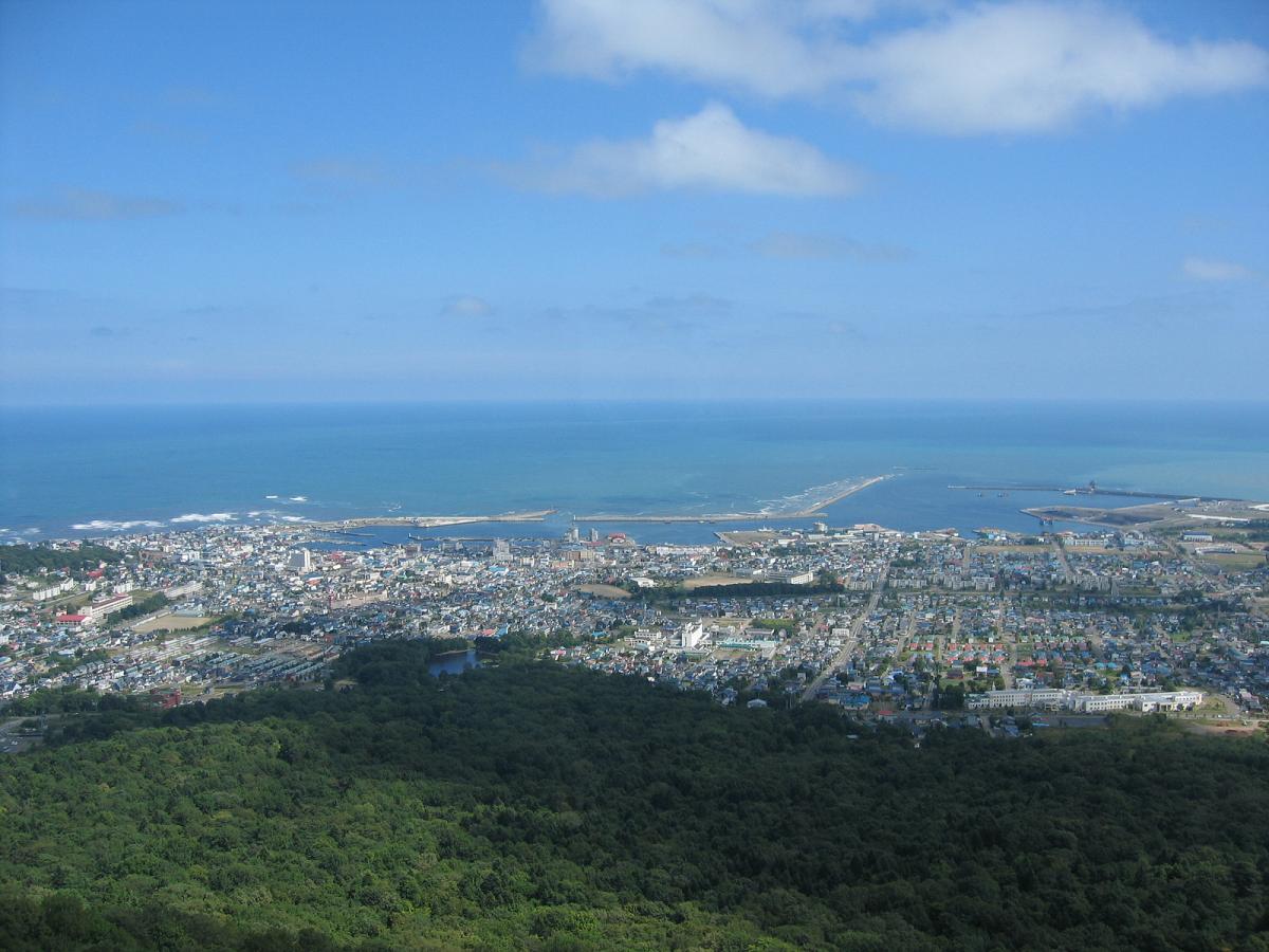 紋別市街と海辺の眺め