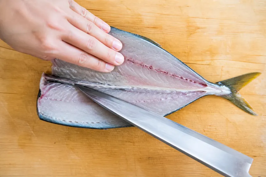 三枚おろしで包丁を中骨に沿わせて身を外す手順のイメージ