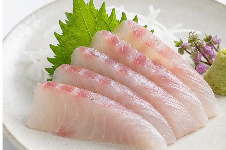 平切りの刺身を皿に並べたイメージ