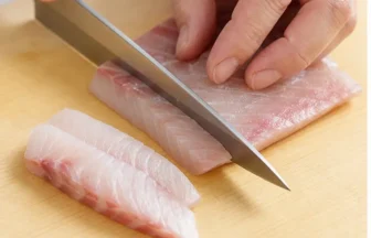 魚の柵を平切りにするイメージ