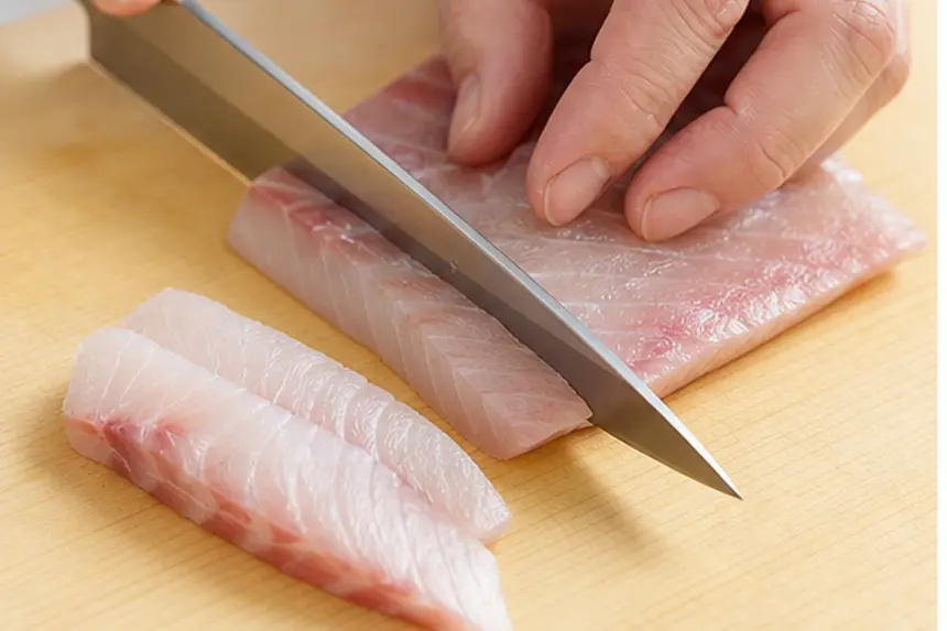 魚の柵を平切りにするイメージ