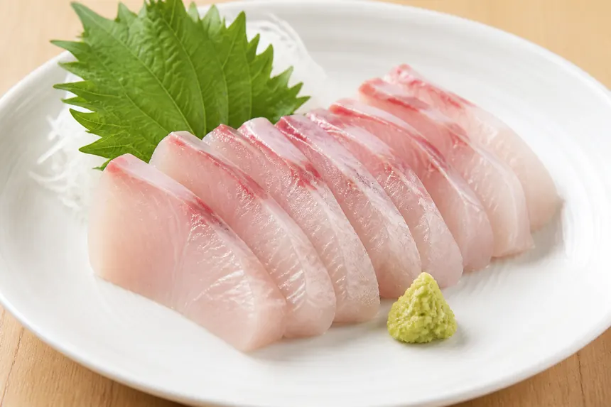 厚みをそろえた刺身を皿に並べた盛り付けのイメージ