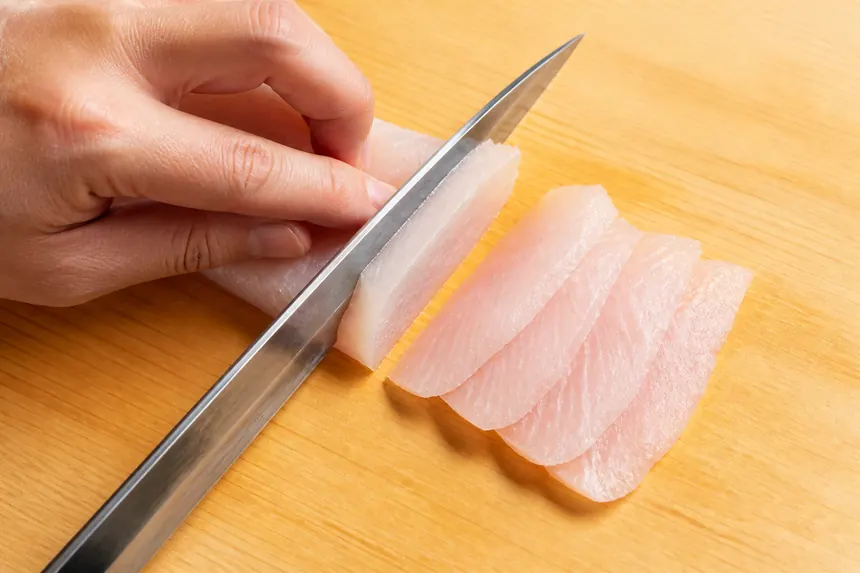 刺身用の柵を斜めに薄くそぎ切りにするイメージ