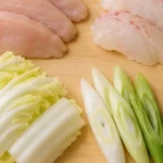 鶏むね肉・白身魚・白菜・長ねぎ・きゅうりをそぎ切りと斜め切りにしたイメージ