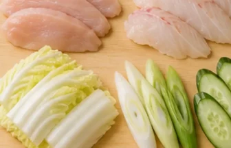鶏むね肉・白身魚・白菜・長ねぎ・きゅうりをそぎ切りと斜め切りにしたイメージ