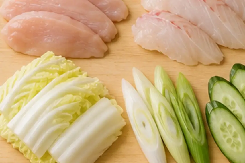 鶏むね肉・白身魚・白菜・長ねぎ・きゅうりをそぎ切りと斜め切りにしたイメージ