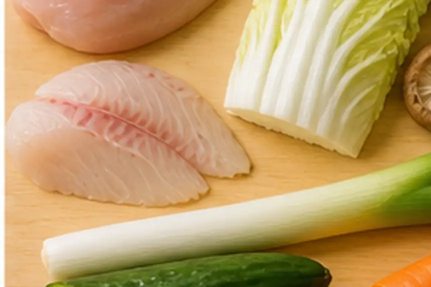 鶏むね肉・白身魚・白菜・しいたけ・長ねぎ・きゅうり・にんじんなどそぎ切りと斜め切りに向いた食材のイメージ