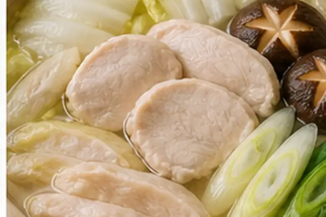 そぎ切りにした鶏むね肉と白菜を使った鍋料理のイメージ