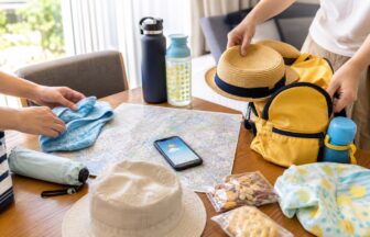 夏休み旅行前に帽子や飲み物を準備して暑さ対策を確認する様子