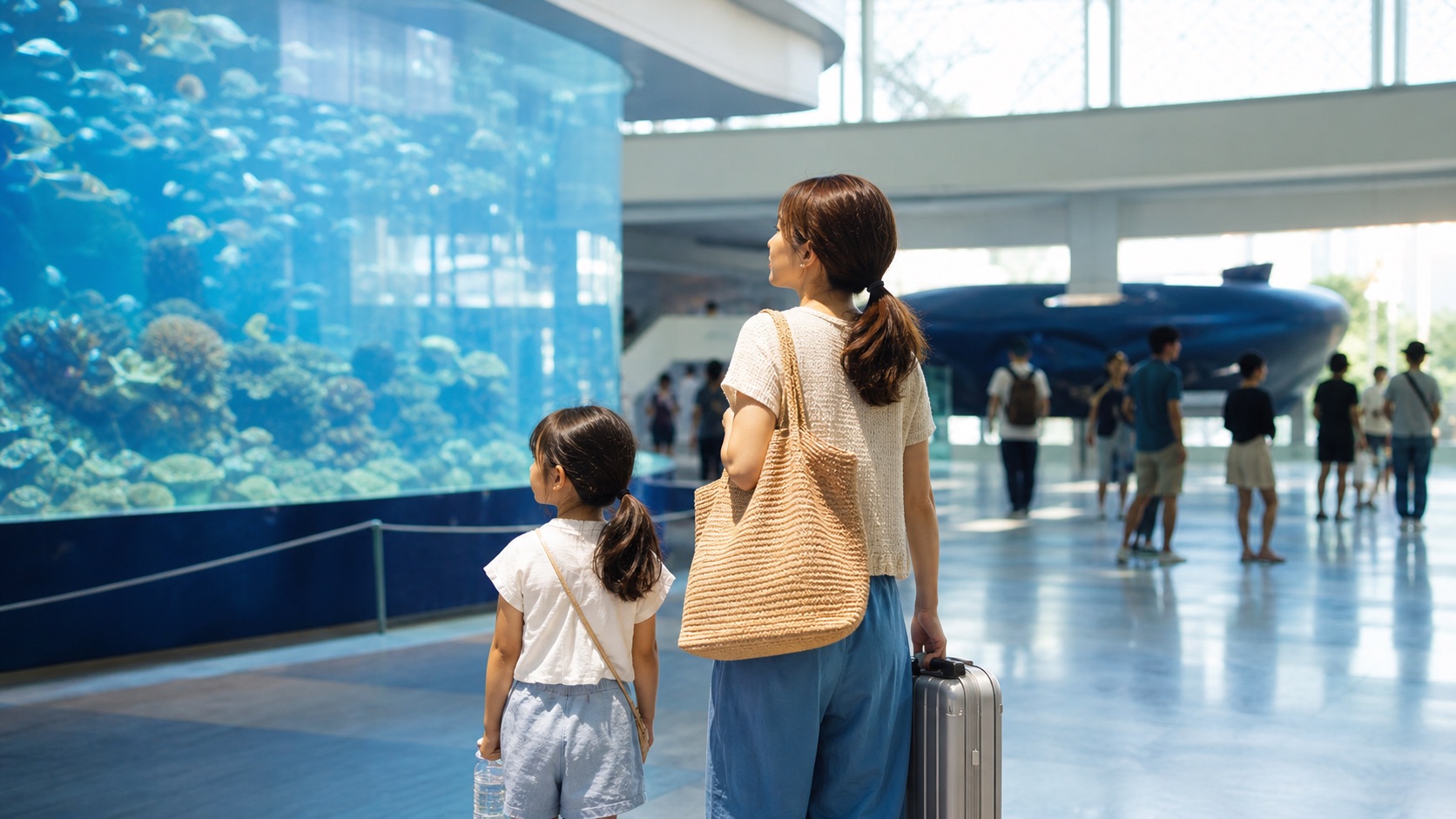 夏休み旅行で暑い日に水族館などの屋内観光へ切り替える親子