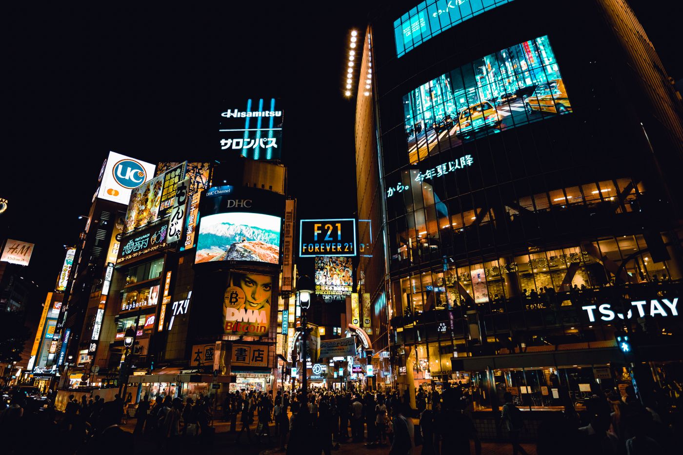 夜の渋谷の交差点とネオンの街並み