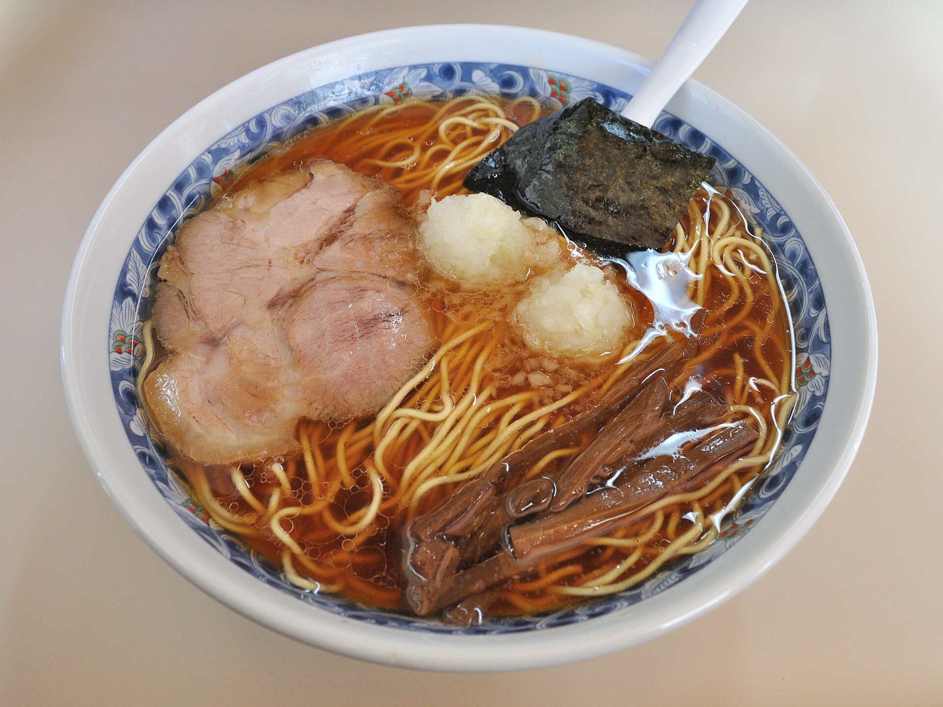 刻み玉ねぎがのった八王子ラーメンの器
