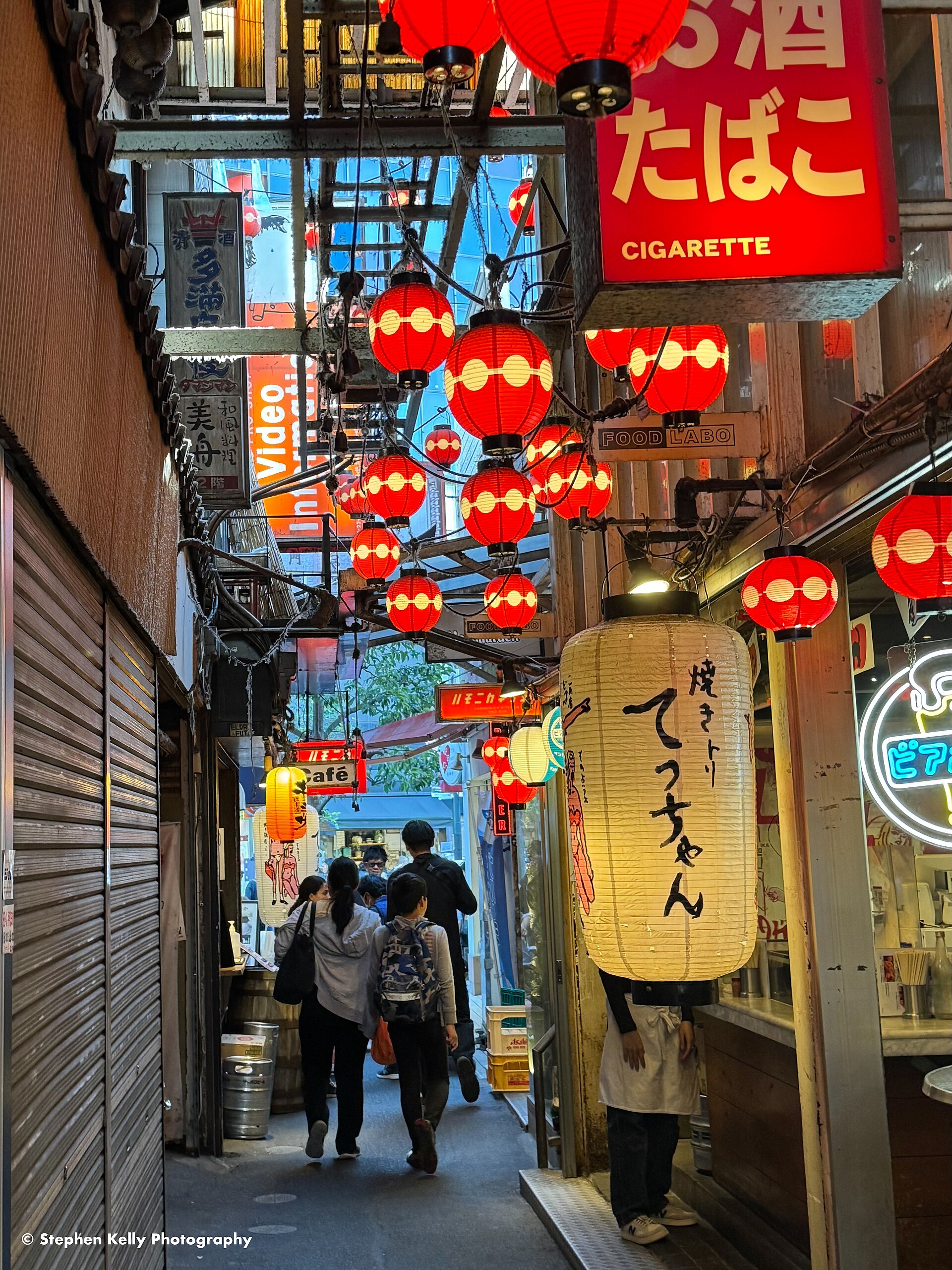 吉祥寺ハーモニカ横丁の飲食店が並ぶ路地