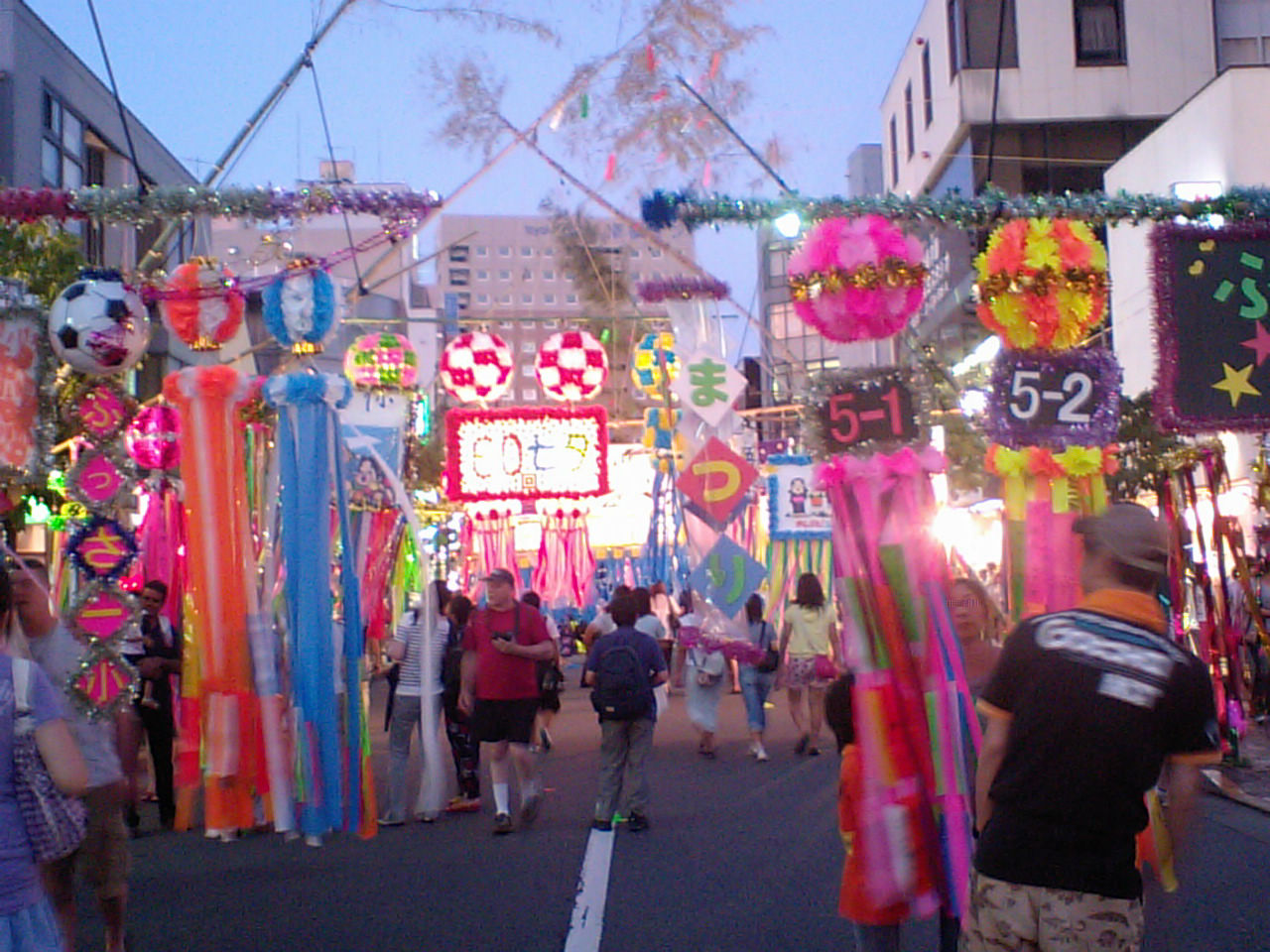 福生市の福生七夕まつりで飾りが並ぶ通り